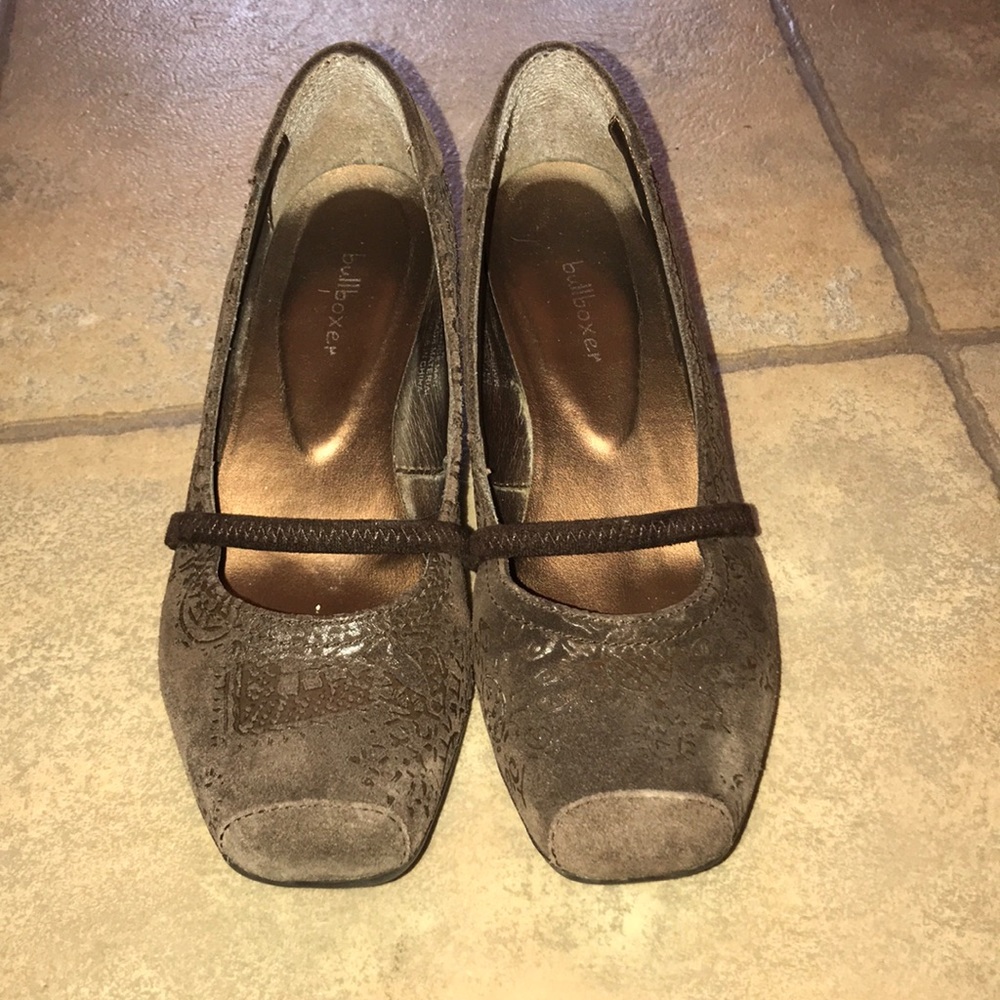 Brown wedge dress shoe